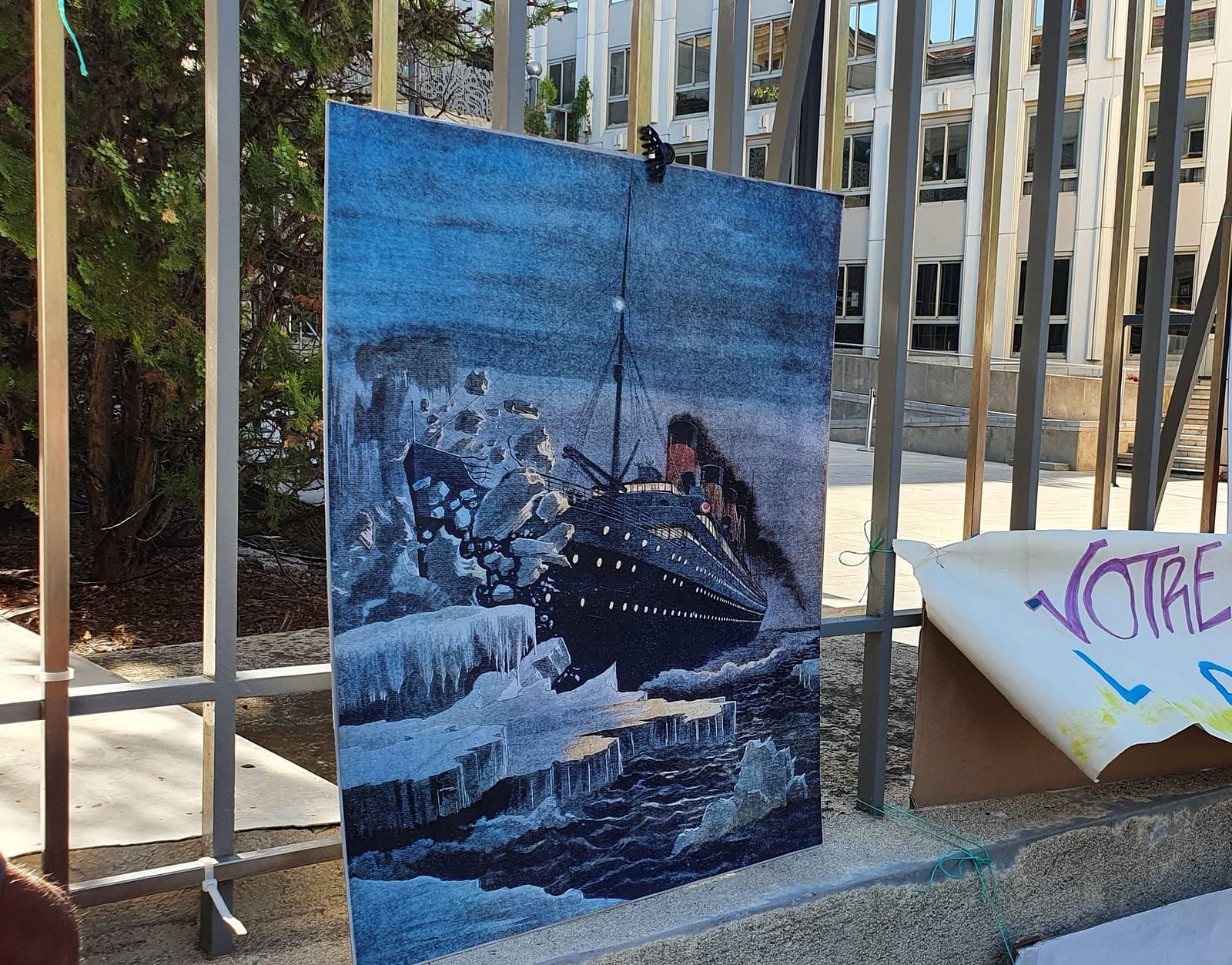 Tableau du Titanic devant la préfecture